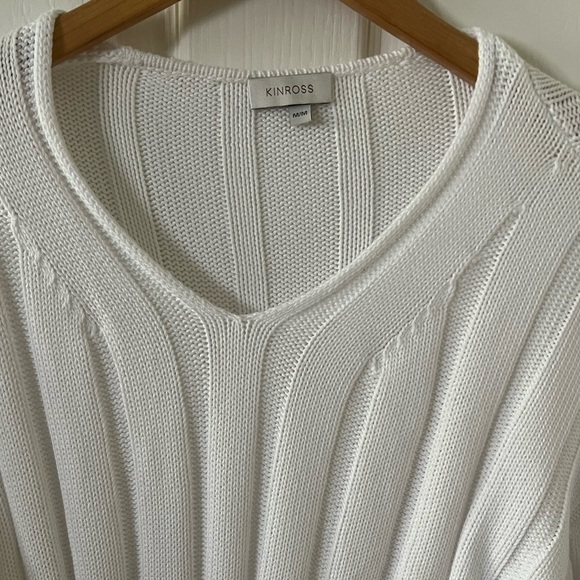 Kinross 🤍 cozy and chic white v-neck sweater, like new condition! Size: M - Picture 8 of 10